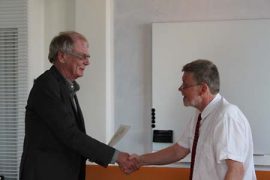 Foto av Alec Carlberg som mottar CSAs hedersstipendium av ordf Hans Svärd
