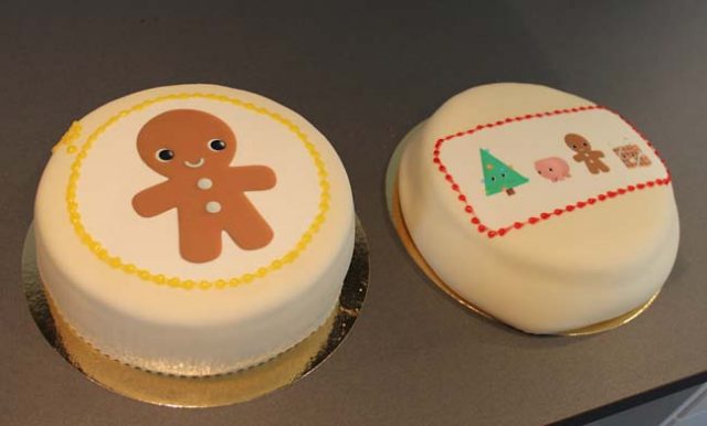 Foto av två tårtor med de nya symbolerna för Vit jul-kampanjen.