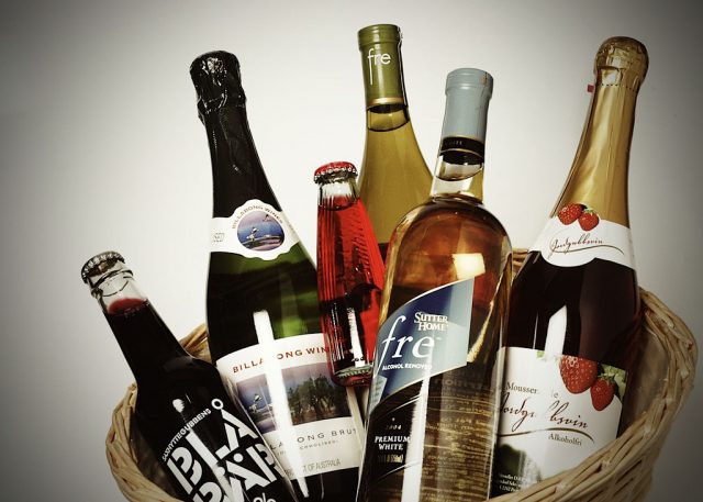 Alkoholfria drycker och drycker med små mängder alkohol kan trigga återfall Foto: Scanpix/Nina Varumo