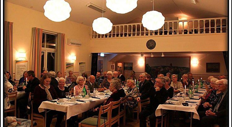 Foto av festdeltagare när IOGT-NTO i Torshälla fyller 130 år.