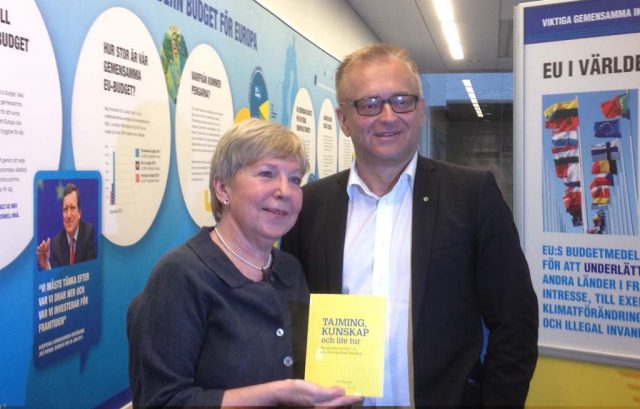 Foto av Eva Åhlström och Sven-Olov Carlsson med boken 
