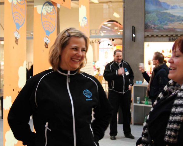 Foto av IOGT-NTO:s ordförande Anna Carlstedt som värvar medlemmar på Stockholms central.