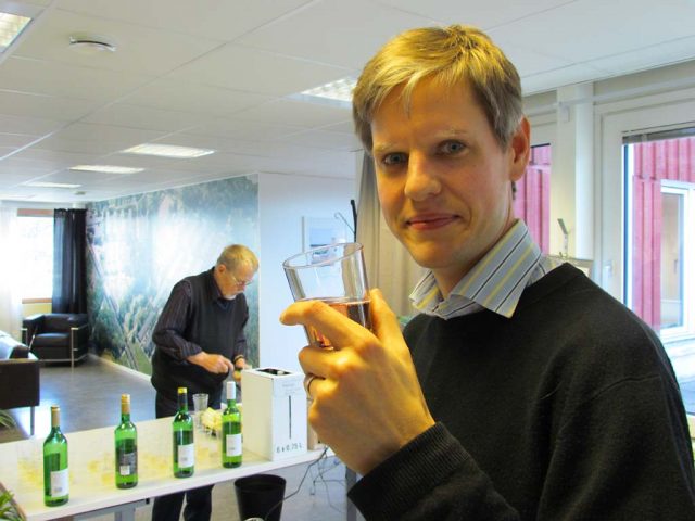 Foto av Enar Warfvinge med egen dryck i glaset