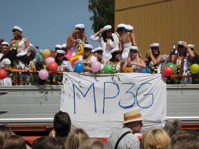 Foto av studentfirande på lastbilsflak.