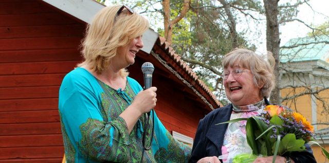 Foto av Gunnel Linné som får utmärkelsen som årets Soberhjälte av Anna Carlstedt.