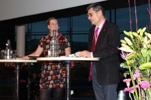 Foto av Anna Carlstedt och Peter Friberg presenterar sin gemensamma rapport på Läkarstämman.
