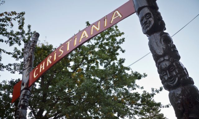 Foto av entrén till Christiania