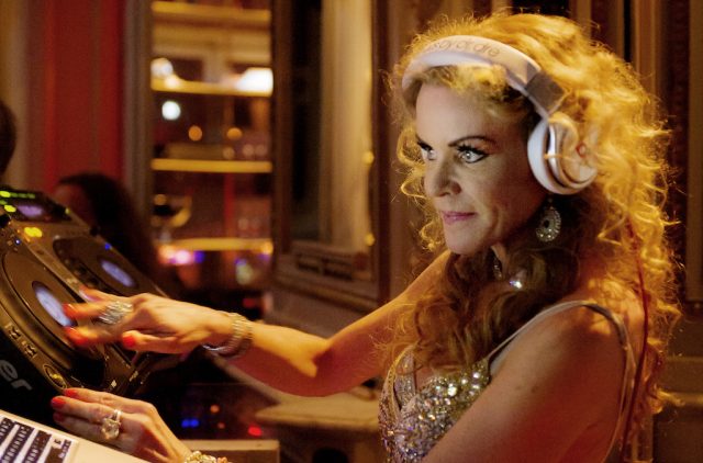 Monica Bergmark firar 30 årsjubileum som DJ på Spy bar.