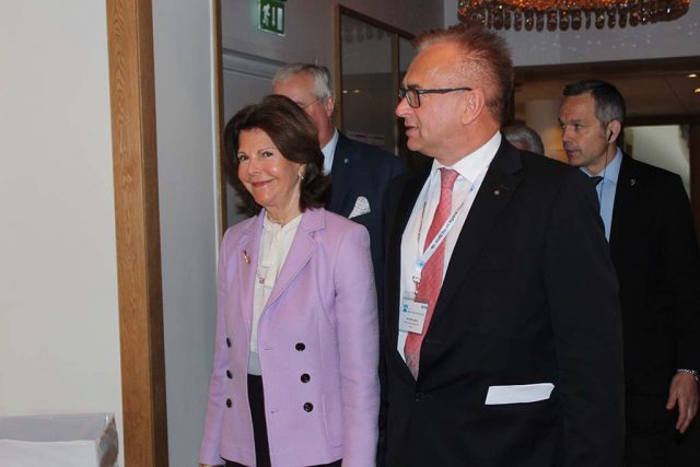 Foto av drottning Silvia och Sven-Olov Carlsson
