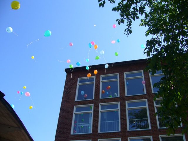 Bild av skolgård med ballonger .