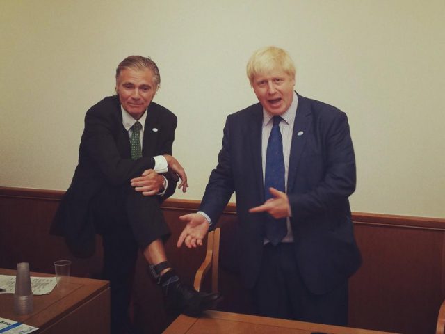 Boris Johnson och Steve O Connell testar armbandet. Foto: @MayorofLondon
