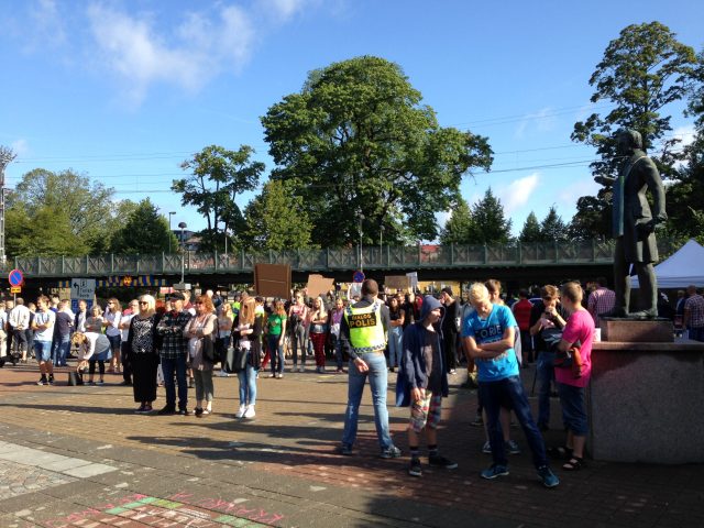 Protester vid Sverigedemokraternas torgmöte i Växjö. Foto: Elisabeth Ferner