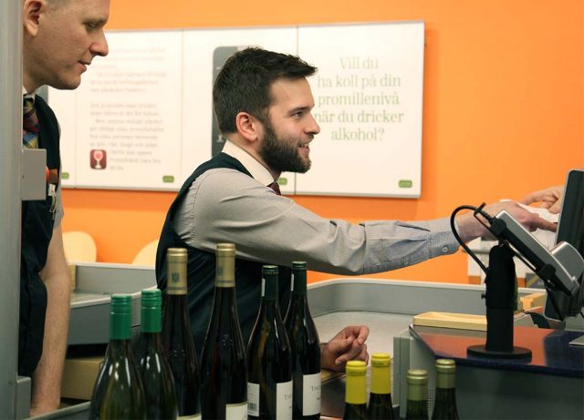Foto av Gabriel Wikström i Systembolagets kassa.