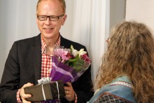 Foto av Sven Andréasson när han tar emot CAN:s drogforskningspris 2016.