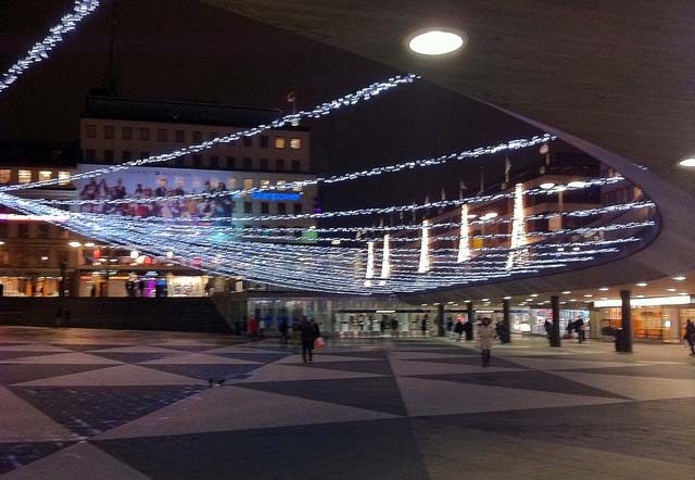 Fotografi av julpyntar Sergels torg i Stockholm.