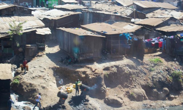 Foto av hemtillverkning av alkohol i Kenya.