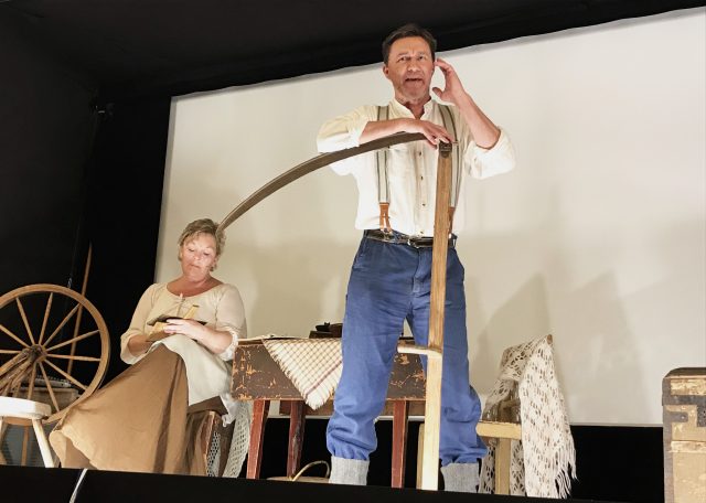 Foto av Tina Frid och Bo Frid som inviger Blå banders lokal i Almunge med sitt musikal-program om utvandrarna Karl-Oskar och Kristina. Foto: Eva Ekeroth.