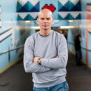 Stefan Olafsson i grå tröja med armarna i kors