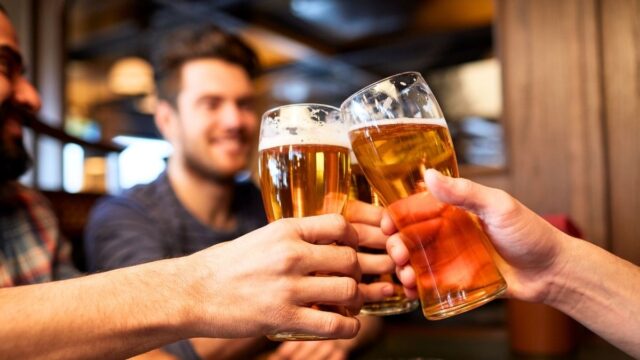 Bild på två ölglas från europeiskt land