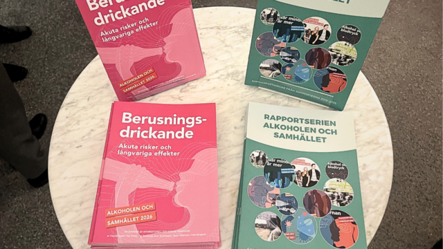 Rapporten "Berusningsdrickande" som ligger på ett bord