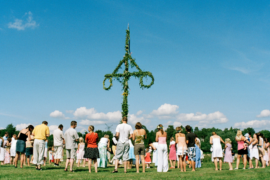 Dans runt midsommarstången