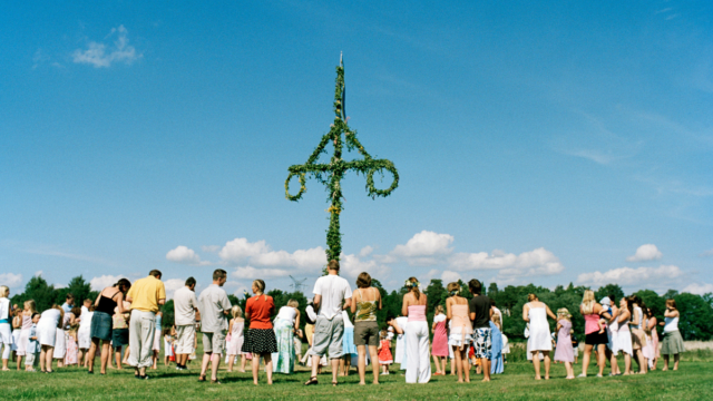 Dans runt midsommarstången