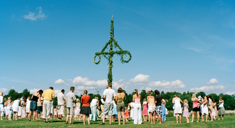 Dans runt midsommarstången