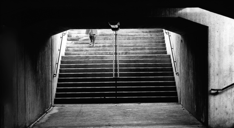 Mörk trappa i tunnelbanan