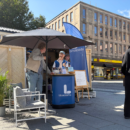 Liberalerna valstuga på Stora torget i Uppsala