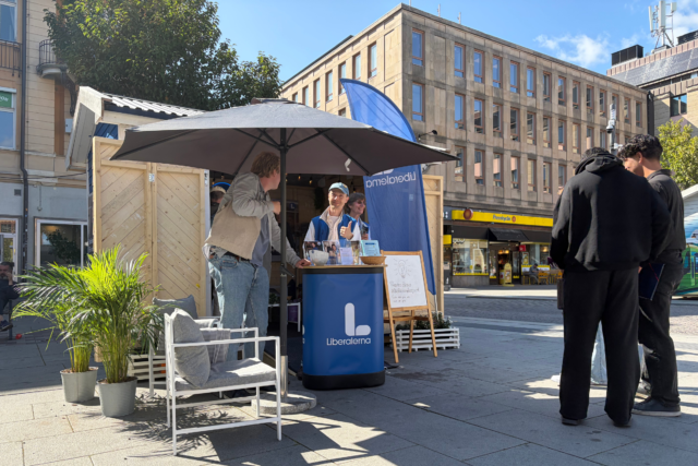Liberalerna valstuga på Stora torget i Uppsala