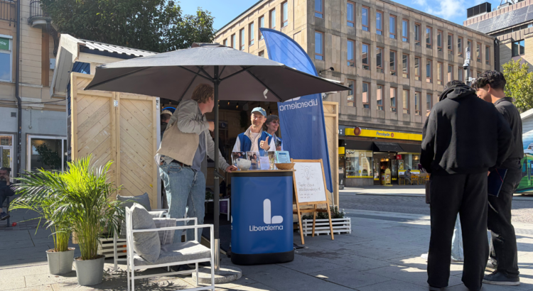 Liberalerna valstuga på Stora torget i Uppsala