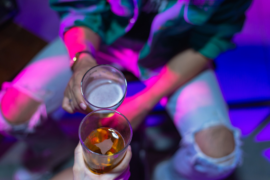 Ung person dricker alkohol