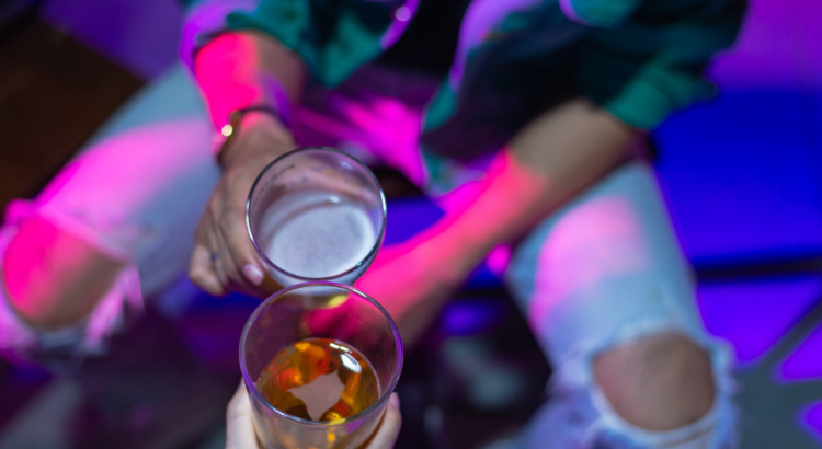 Ung person dricker alkohol